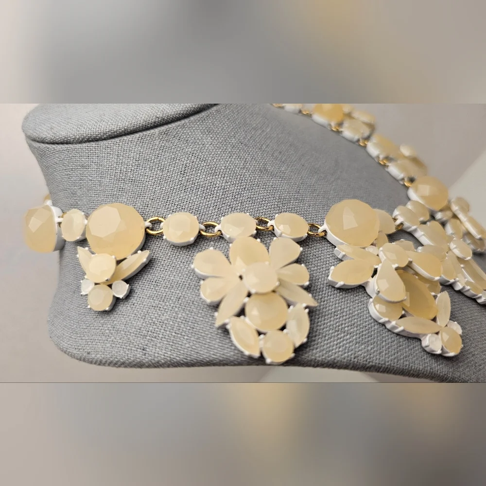 [J. CREW] Cream & White Fan Statement Necklace